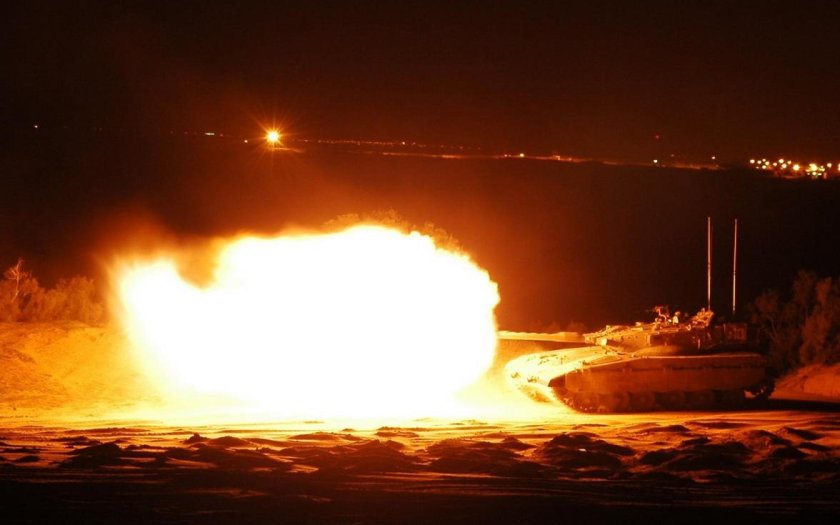 Танк стреляет