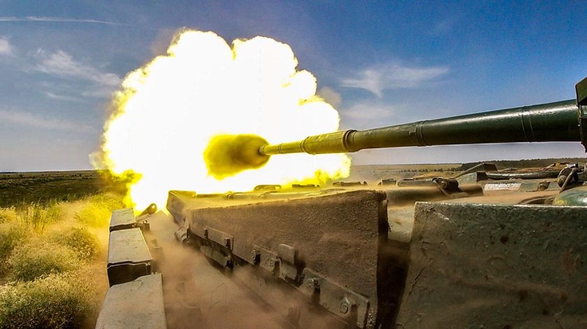Танк стреляет