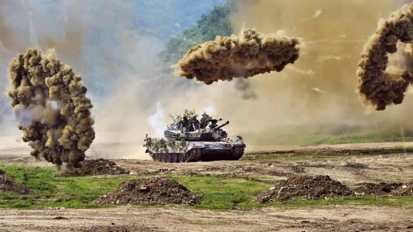 Танк стреляет