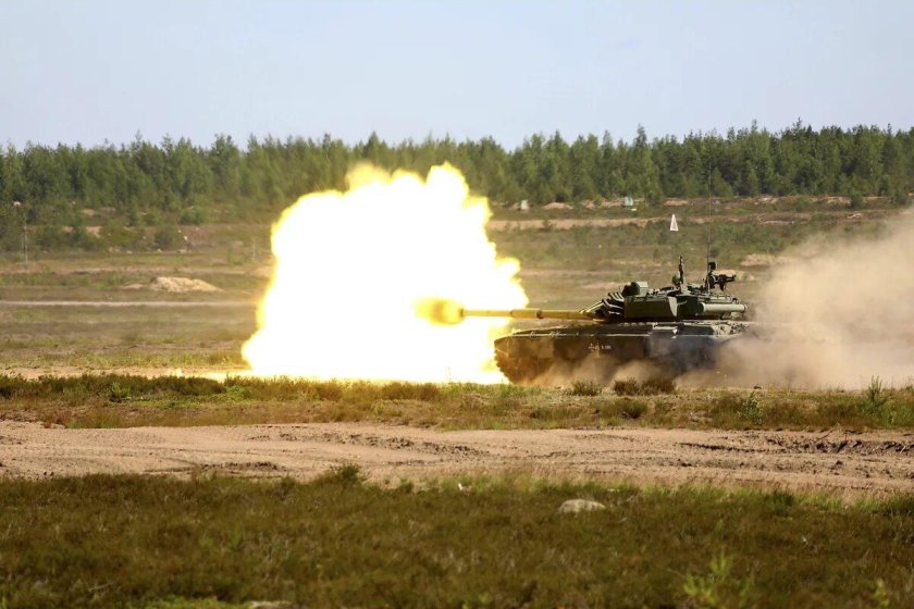 Танк стреляет