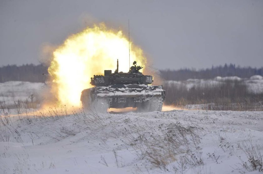 Танк стреляет