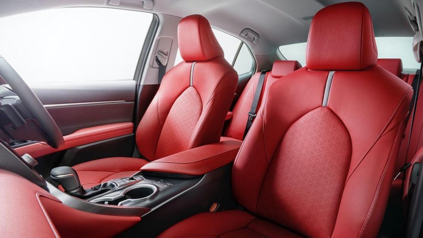 Красный салон Тойота Камри 70