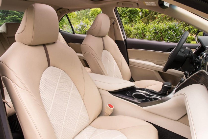 Тойота Камри 2020 светлый салон