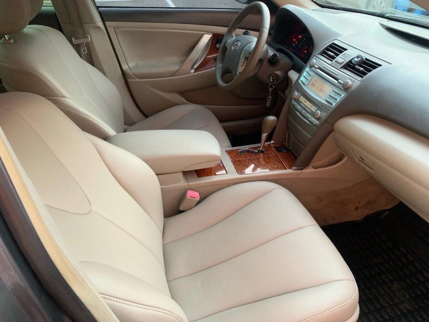 Серая тойота камри