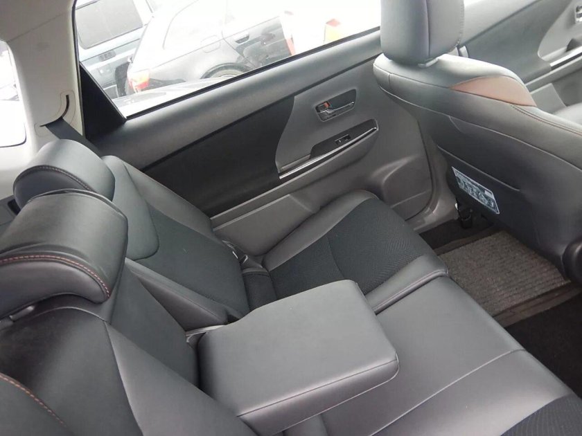 Toyota Prius салон сзади