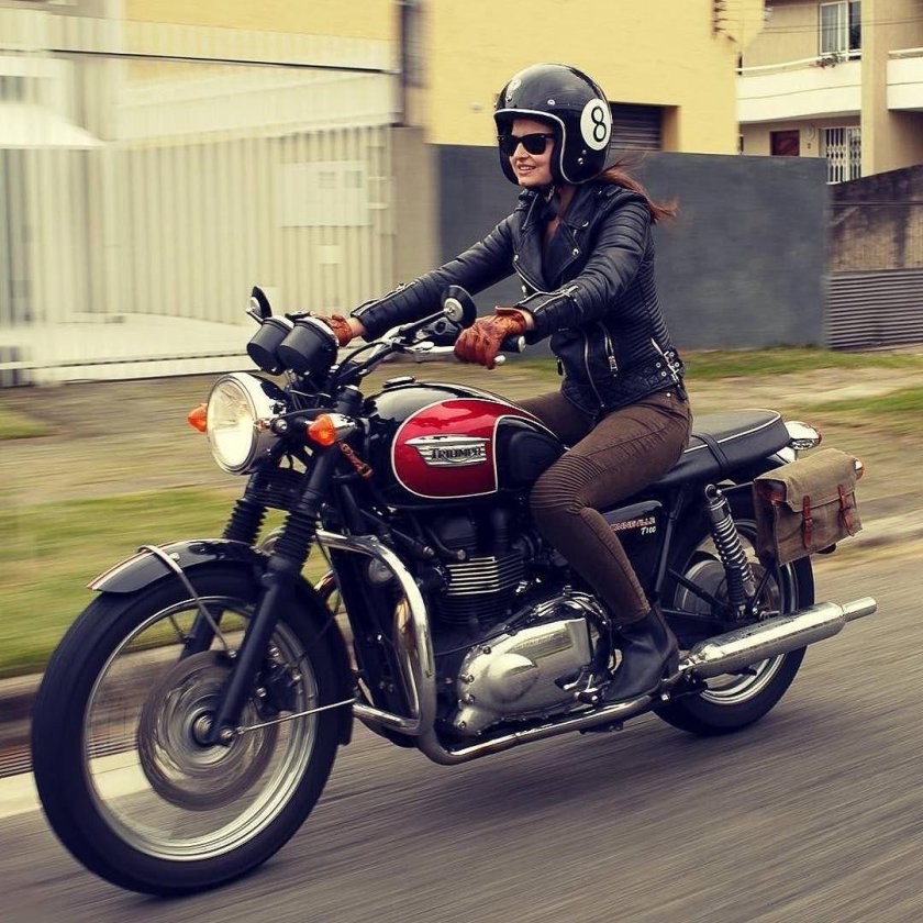 Triumph Bonneville с байкером