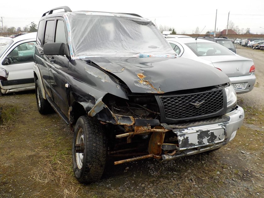 Разбитый УАЗ Патриот