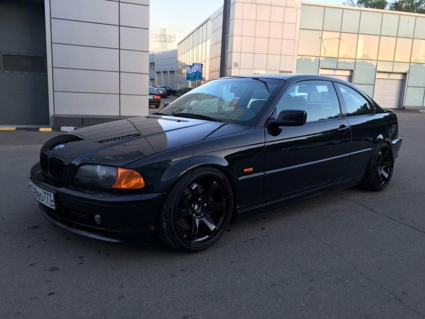 BMW 3 черная 2000