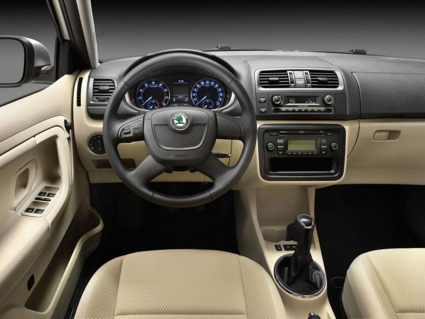 Шкода Фабия 2010 салон