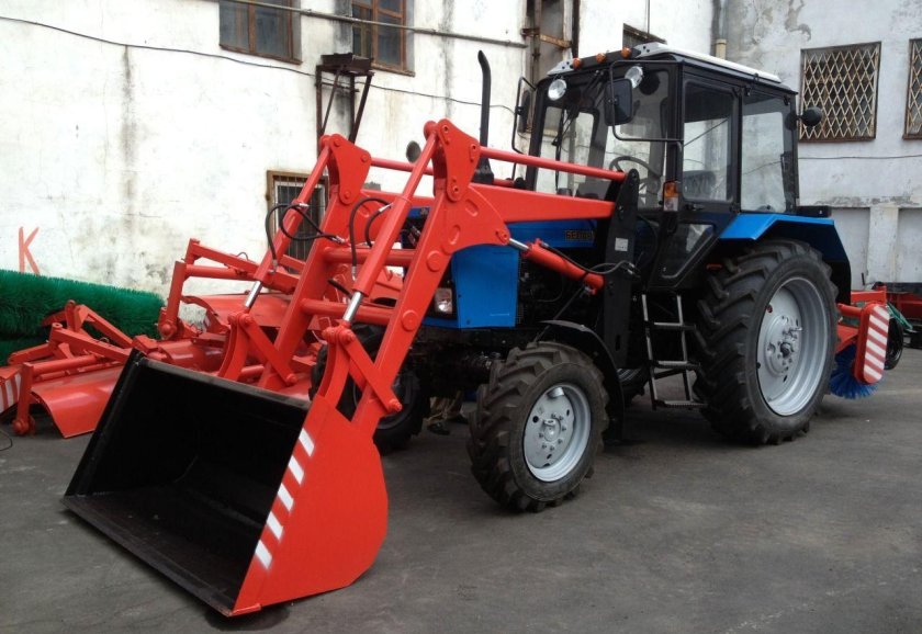 Трактор МТЗ 82.1 (ковш+отвал+щетка)