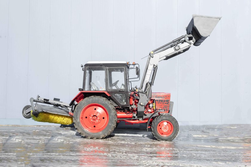 Трактор беларус с ковшом