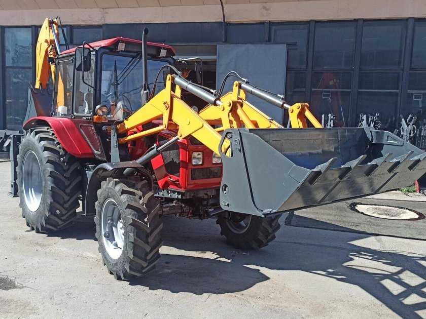 Красный экскаватор