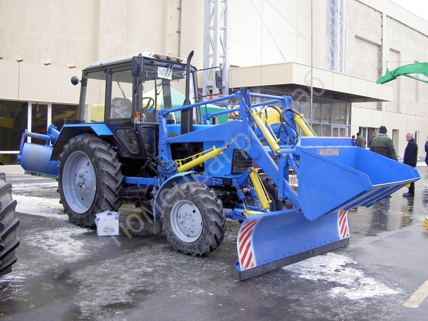 Трактор МТЗ 82.1 (ковш+отвал+щетка)