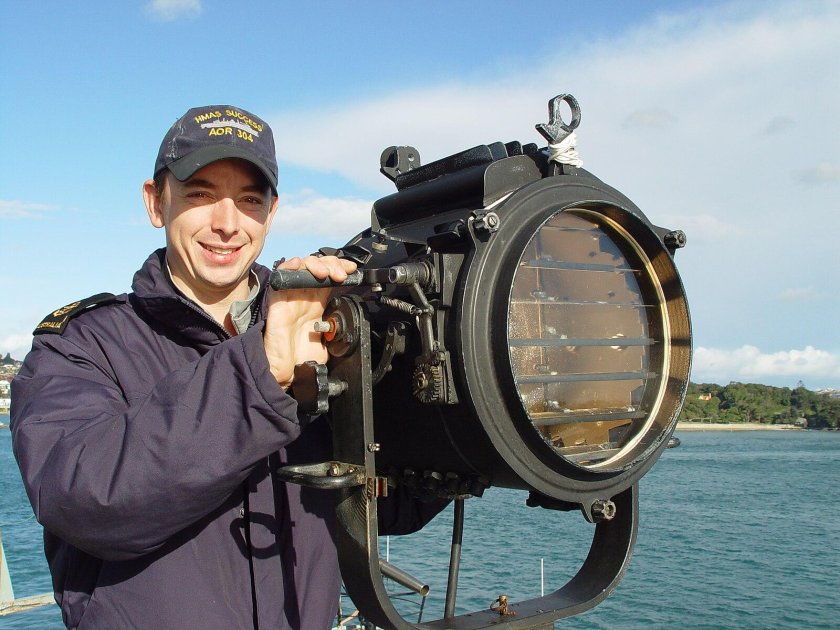 Корабельный прожектор семафор