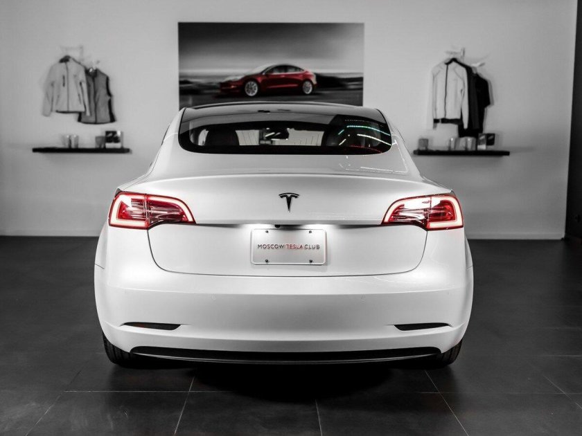 Tesla model 3 белая сзади