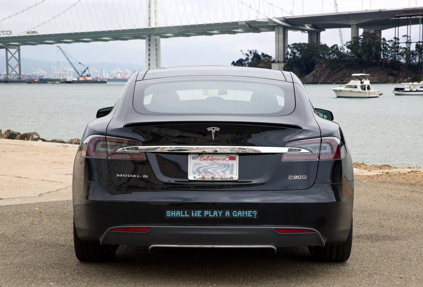 Tesla model s сзади