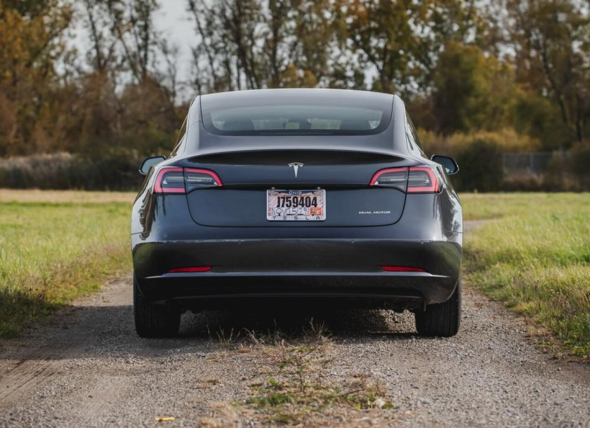 Тесла сзади
