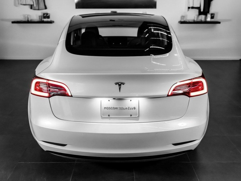 Тесла model 3 сзади