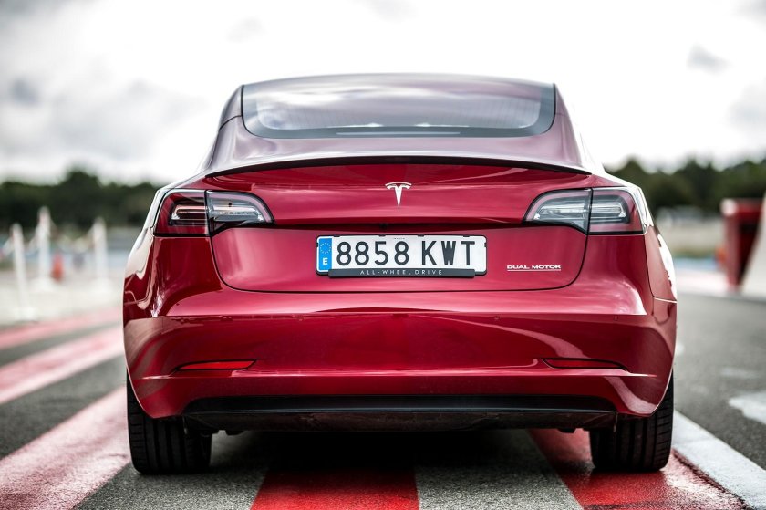 Tesla model 3 сзади