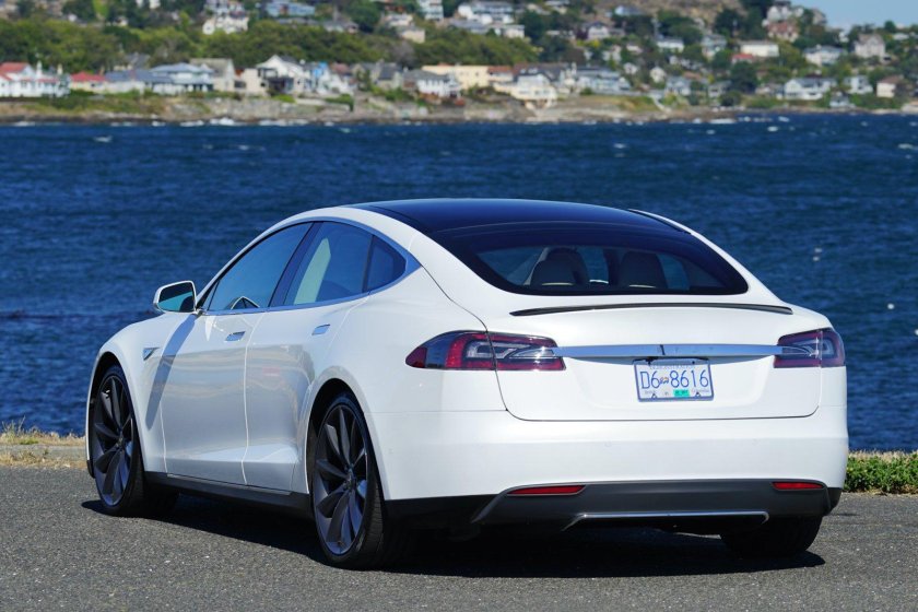 Тесла сзади