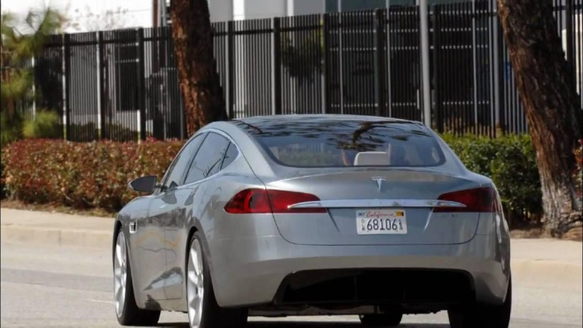 Tesla model s сзади