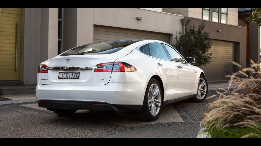 Tesla model s сзади