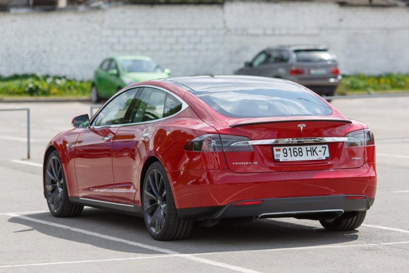 Tesla model s сзади