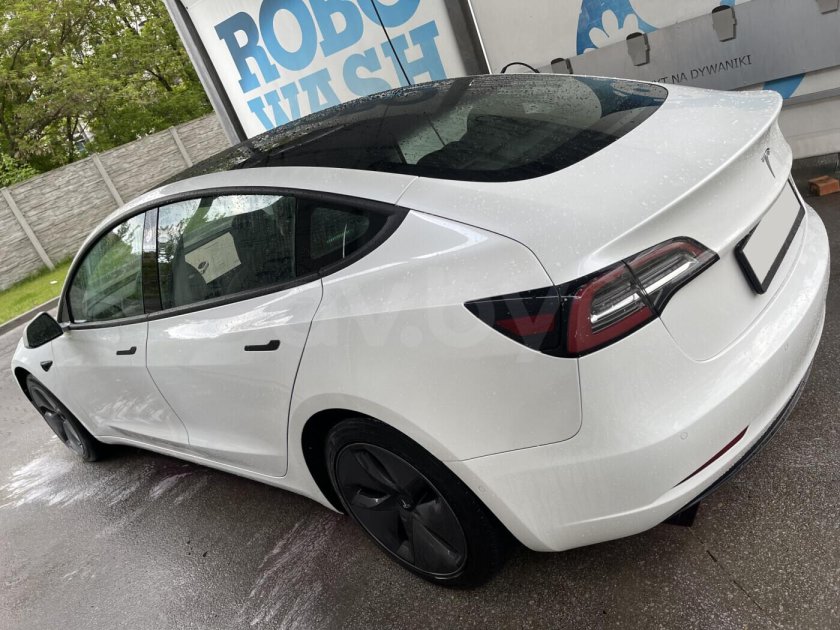 Белая тесла