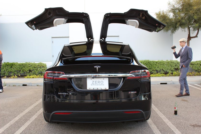 Tesla model x сзади