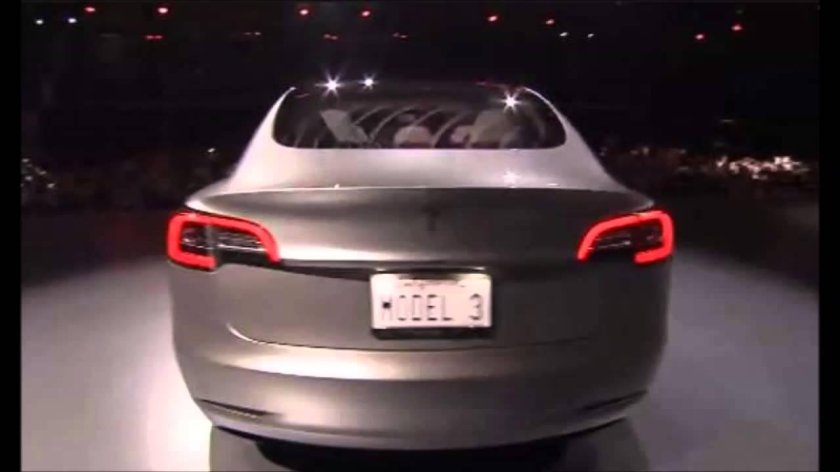 Тесла модел 3 зад