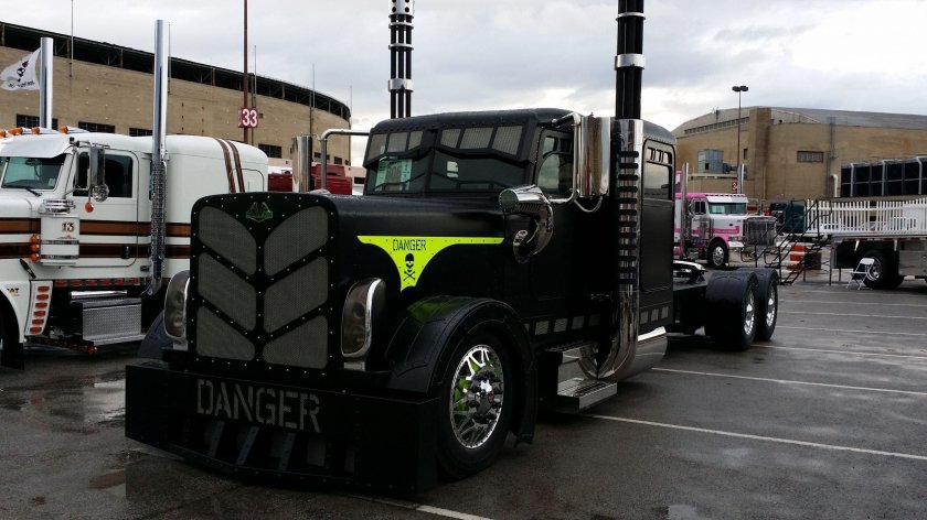 Грузовик Петербилт 379