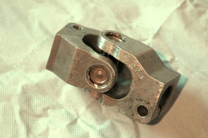 Рулевой карданчик е34