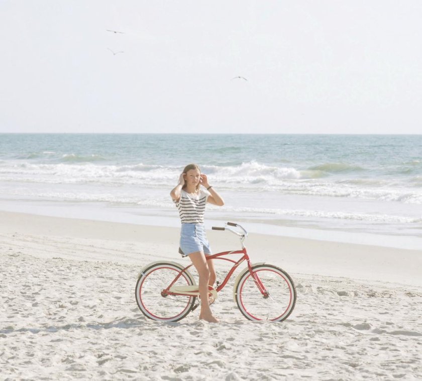 Девушка на велосипеде на море