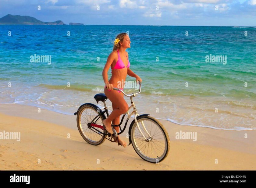 Девушка на велосипеде на пляже
