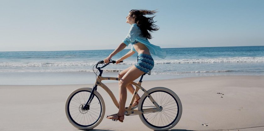 Девушка на велосипеде