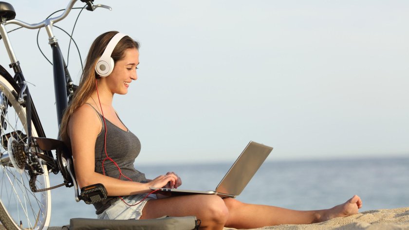 Девушка с ноутбуком