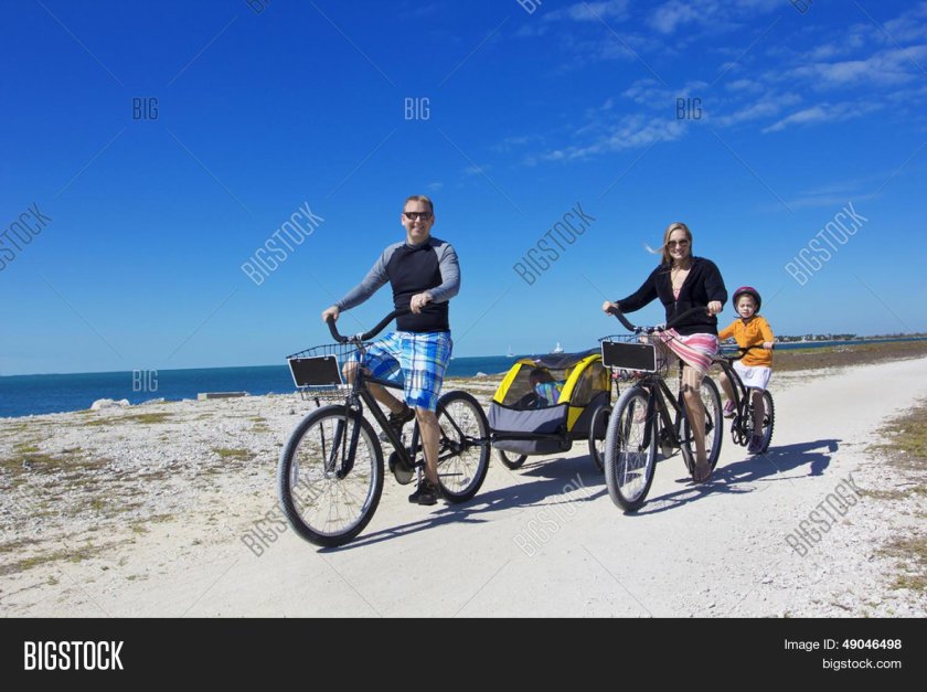 Семья на велосипедах