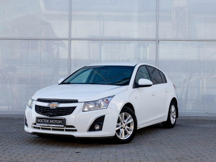 Белый шевроле круз