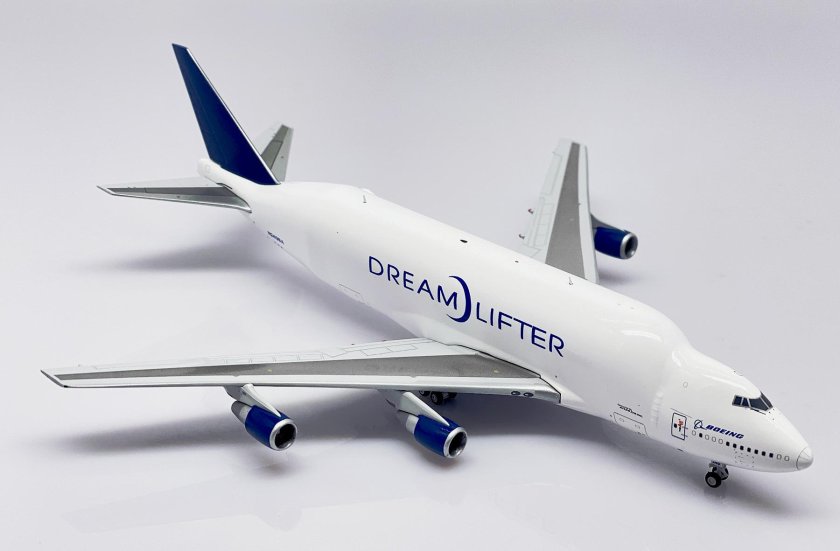 Модель Boeing 747 Dreamlifter 1:400