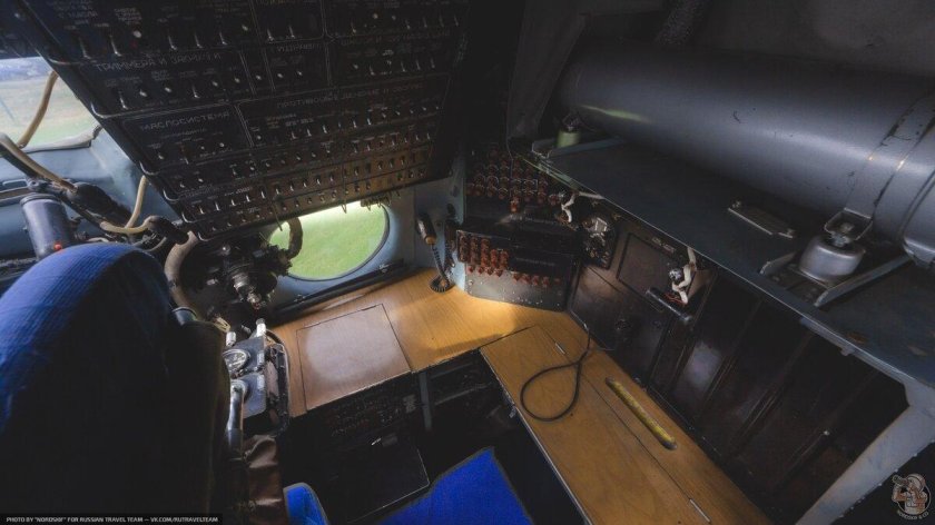 Место командира в кабине АН 24