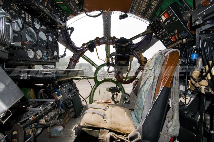 АН 12 кабина