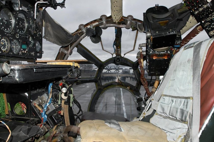 АН 12 кабина