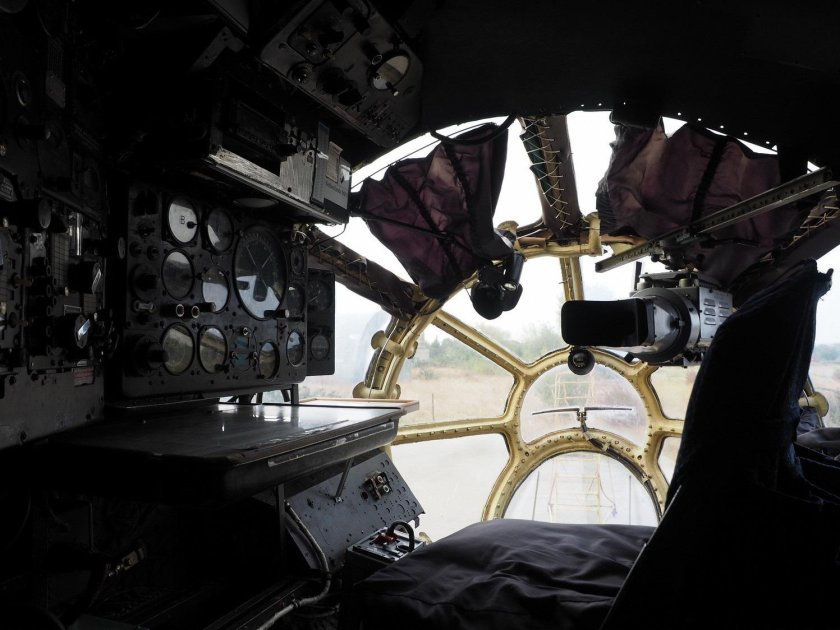 АН-12 кабина пилотов