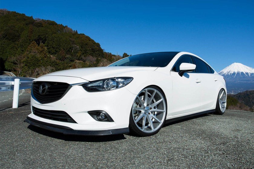 Белая Мазда 6 на ВОССЕНАХ