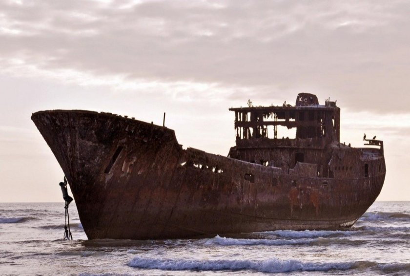 Ржавый корабль на мели