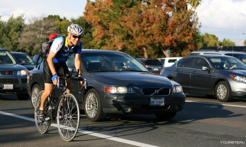 Велосипедист на дороге