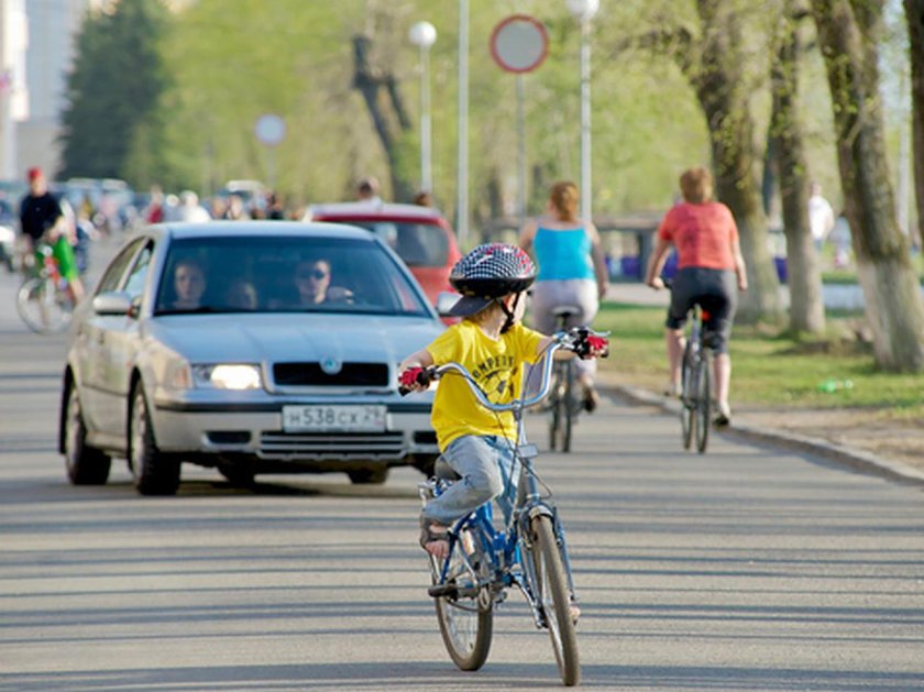 Дети на велосипеде на дороге