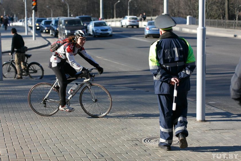Велосипедист на дороге