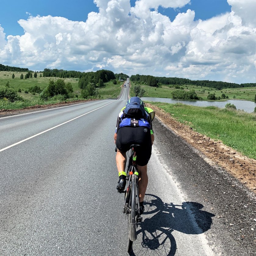 Велосипедист на дороге