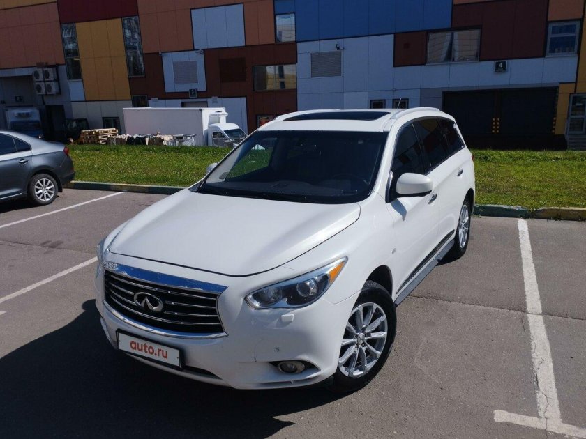 Белая инфинити